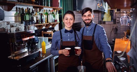 Frau und Mann in Küche