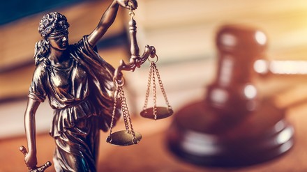 Figur der Justitia und Richterhammer