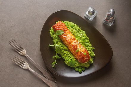 Ein Lachs auf einem Bohnenpüree