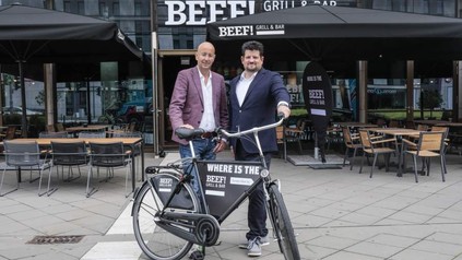 Oliver Altherr und Jan Spielhagen vor dem ersten BEEF! Restaurant in Frankfurt und einem BEEF! Fahrrad