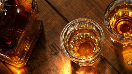 Whiskeyfalsche und zwei Whiskeygläser