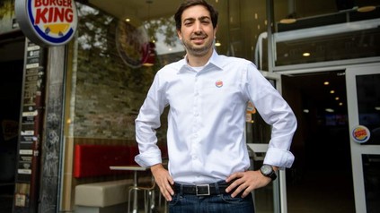 Carlos Baron vor einer Burger King Filiale