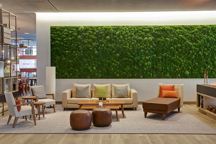 Die Lobby eines Intercity Hotels