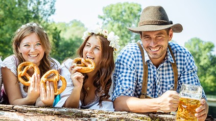 Drei Gäste in einem Biergarten