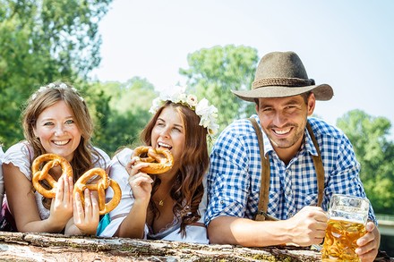Drei Gäste in einem Biergarten
