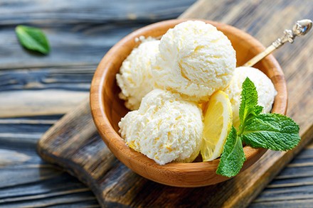 Buttermilch Zitroneneis mit Minze in einer Holzschüssel