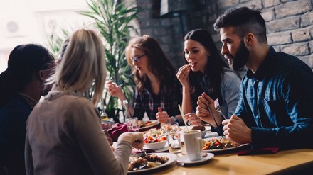 Freundesrunde in einem Restaurant
