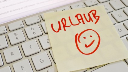 Notiz auf Tastatur "Urlaub"
