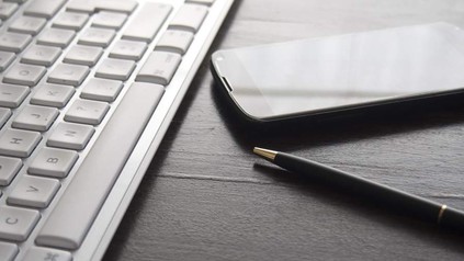 Keyboard, Handy und Kugelschreiber