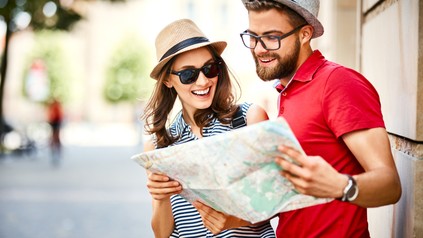 Pärchen, das eine Karte studiert