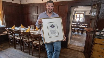 Muc Röhrl mit dem Zertifikat des Guinness-Buchs der Rekorde