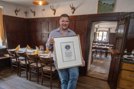Muc Röhrl mit dem Zertifikat des Guinness-Buchs der Rekorde