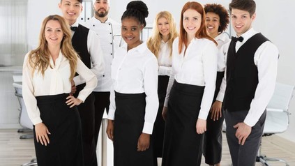 Eine Gruppe Servicekräfte und ein Koch