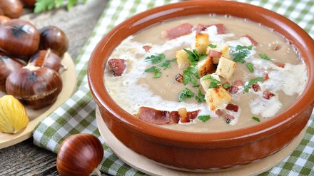 Deftige Maronensuppe mit Speck, Sahne und Croutons