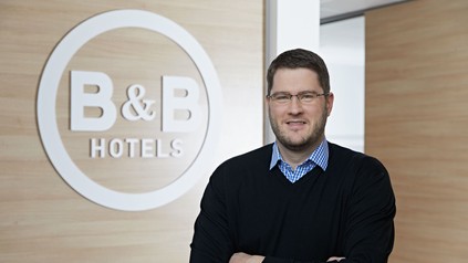 Max C. Luscher in einer B&B Hotellobby