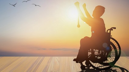 Ein Rollstühlfahrer im Urlaub