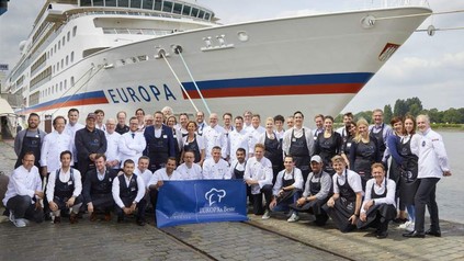 Gastromitarbeiter vor dem Schiff EUROPA