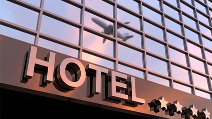 Gebäude mit der Aufschrift Hotel und vier Sternen