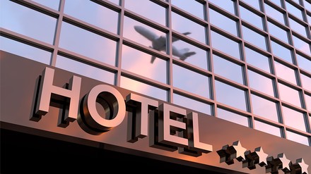 Gebäude mit der Aufschrift Hotel und vier Sternen
