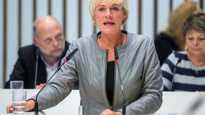 Eine Politikerin der Linken am Rednerpult