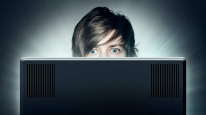 Mann vor PC Bildschirm