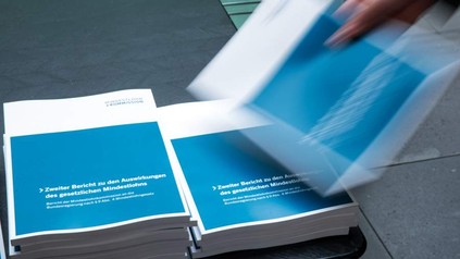 Zwei Stapel der Ausgabe des zweiten Berichts zu den Auswirkungen des gesetzlichen Mindestlohns