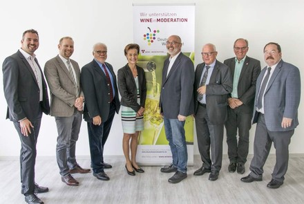 Klaus Schneider, Christian Schwörer, Dr. Christian Weseloh, Dr. Dirk Richter, Monika Reule, Johannes Hübinger, Ulrich Breutner und Peter Rotthaus auf einem Gruppenfoto