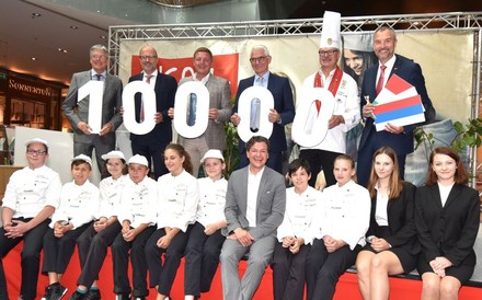 LH Peter Kaiser, Christoph Andexlinger, Günther Albel, Reinhard Angerer, Günter Walder, Richard Oswald und Peter Weidinger bei der Überreichung von 10.000€ für die Fachberufssschule Warmbad Villach