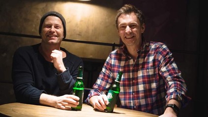 Til Schweiger trinkt Bier und lacht