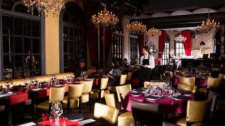 Ein Restaurant in einem Luxushotel