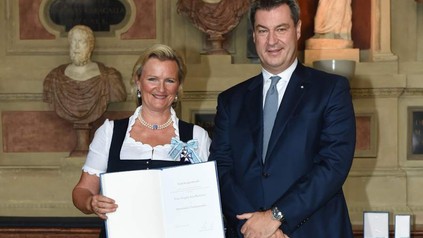 Angela Inselkammer bekommt von Markus Söder den Bayerischen Verdienstorden