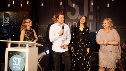 Hannibal DuMont Schütte (am Mikrofon), Geschäftsführer und Gründer der Stayery, nimmt den So!Apart Award in der Kategorie „Neu und Besonders“ entgegen