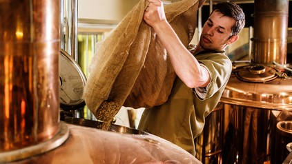 Mann, der in einer Brauerei arbeitet