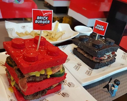 Burger-Brötchen in Form von übergroßen Lego-Steinen