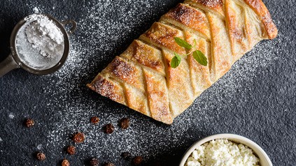 ein Strudel auf einem Teller