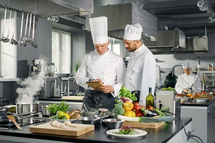 Zwei Köche mit veganen zutaten