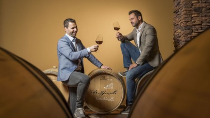 Stiegl-Kreativbraumeister Markus Trinker (li) und Whisky-Experte Peter Affenzeller trafen sich zum Verkosten der neuen Jahrgangsedition „Sonnenkönig VI.“ im Fassreifekeller der Stieglbrauerei.