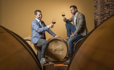 Stiegl-Kreativbraumeister Markus Trinker (li) und Whisky-Experte Peter Affenzeller trafen sich zum Verkosten der neuen Jahrgangsedition „Sonnenkönig VI.“ im Fassreifekeller der Stieglbrauerei.