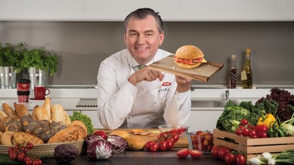 Toni Mörwald präsentiert eine belegte Semmel