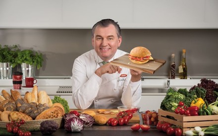 Toni Mörwald präsentiert eine belegte Semmel