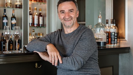 Johannes King sitzt an der Theke einer Bar