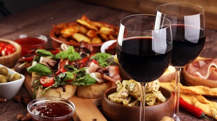 Ein Glas Wein auf einem Tisch