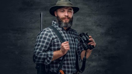 Jäger mit Fernglas, Gewehr und Hut