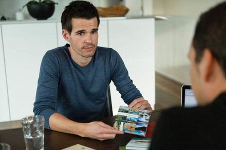 Ein junger Mann bei der Urlaubsplanung