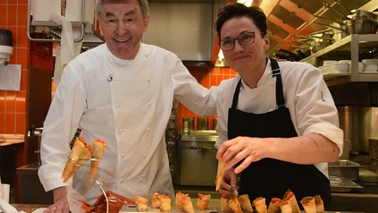 Sternekoch Hans Haas mit Sous-Chefin Sigi Schelling in der Küche des Tantris