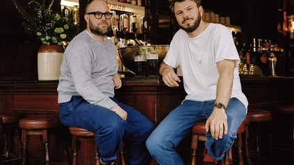 Zwei Männer am Tresen in einer Kneipe