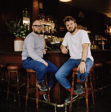 Zwei Männer am Tresen in einer Kneipe