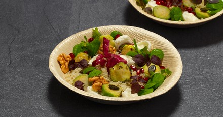 Quinoa-Rosenkohl-Bowl in nachhaltiger To-Go-Holzschale