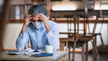 Verzweifelter Gastronom über der Abrechnung