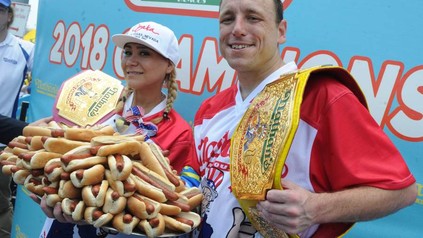 Joey Chestnut bei der Preisverleihung eines Hotdog-Wettbewerbs